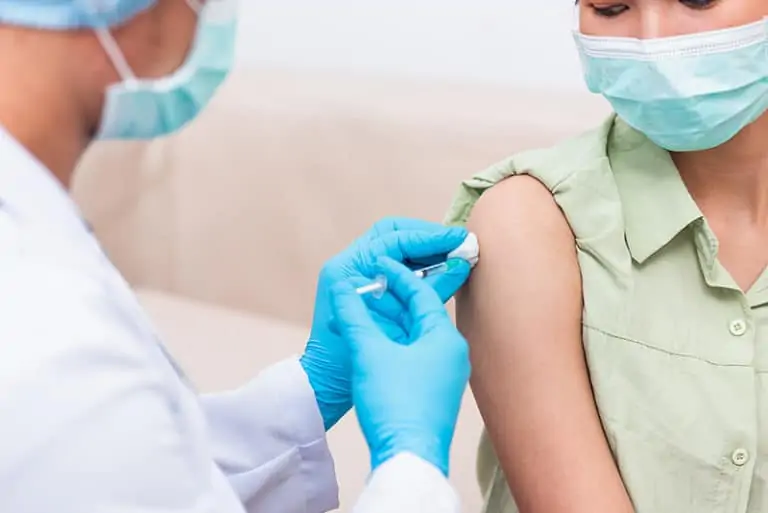 Странични ефекти от ковид ваксините – начини за справяне